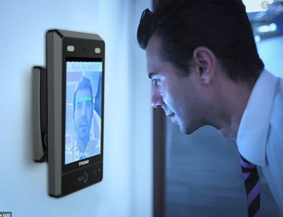 التحكم في الوصول وتسجيل الحضور والانصراف